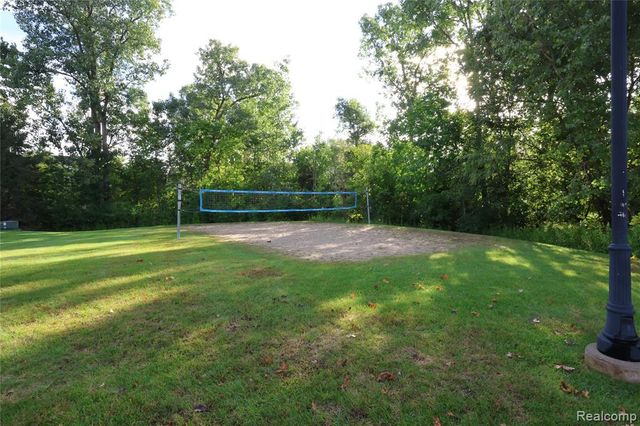 129 E Bay Drive, Walled Lake, MI 48390