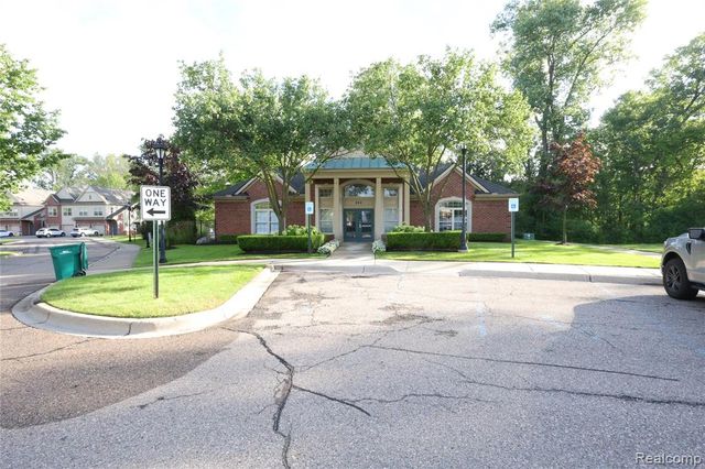 129 E Bay Drive, Walled Lake, MI 48390