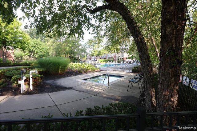 129 E Bay Drive, Walled Lake, MI 48390