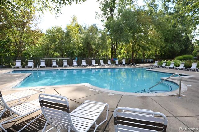 129 E Bay Drive, Walled Lake, MI 48390