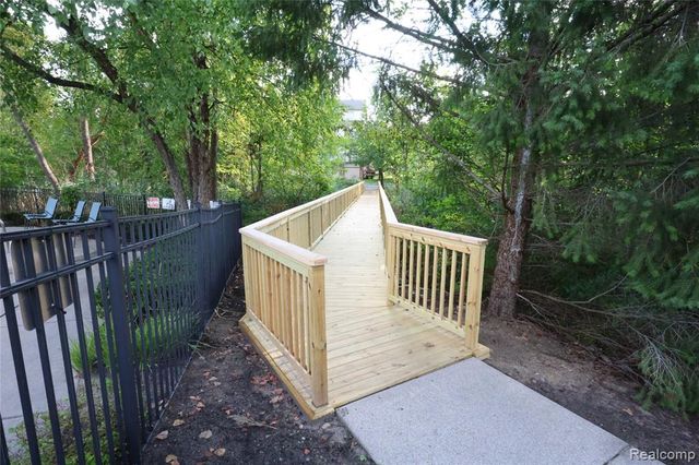 129 E Bay Drive, Walled Lake, MI 48390