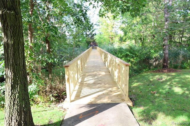 129 E Bay Drive, Walled Lake, MI 48390