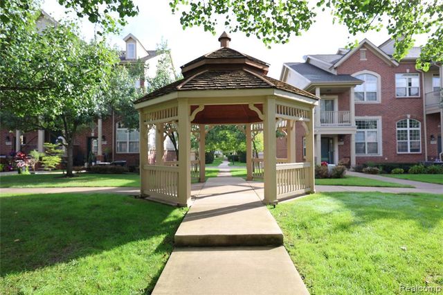129 E Bay Drive, Walled Lake, MI 48390