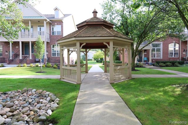 129 E Bay Drive, Walled Lake, MI 48390