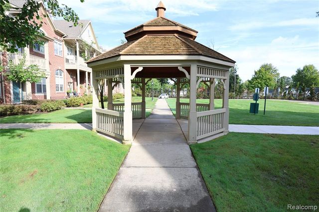 129 E Bay Drive, Walled Lake, MI 48390