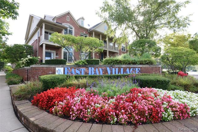 129 E Bay Drive, Walled Lake, MI 48390