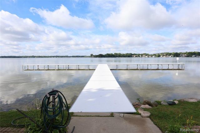 129 E Bay Drive, Walled Lake, MI 48390