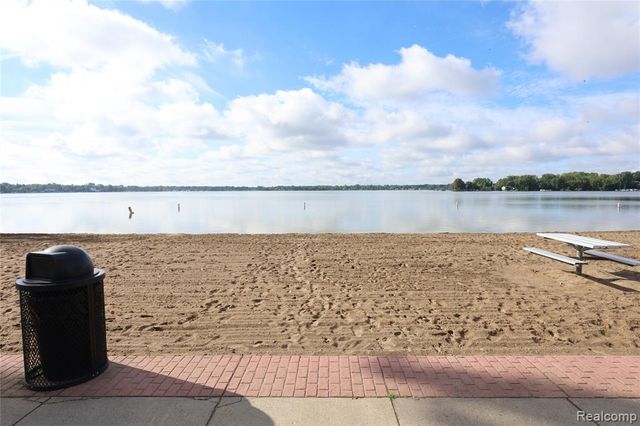 129 E Bay Drive, Walled Lake, MI 48390
