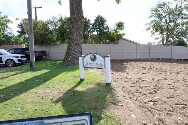 129 E Bay Drive, Walled Lake, MI 48390