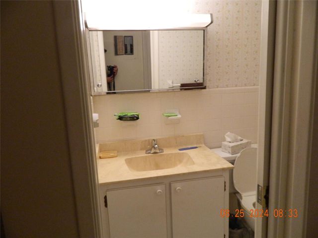 2050 NE 39th St W103, Lighthouse Point, FL 33064