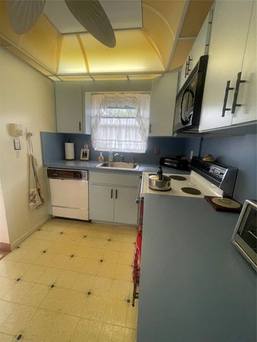 2050 NE 39th St W103, Lighthouse Point, FL 33064