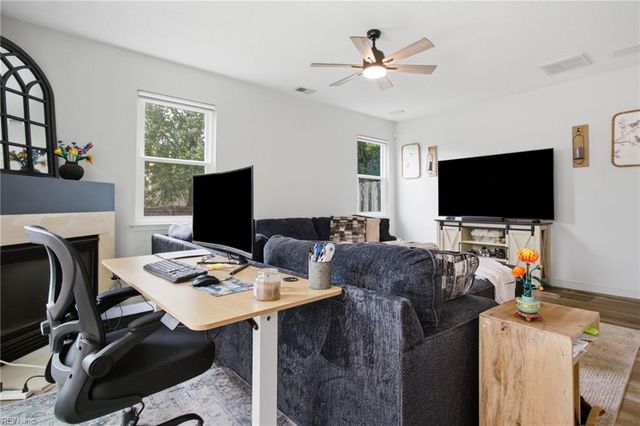 17 Camellia LN, Hampton, VA 23663