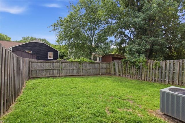 17 Camellia LN, Hampton, VA 23663
