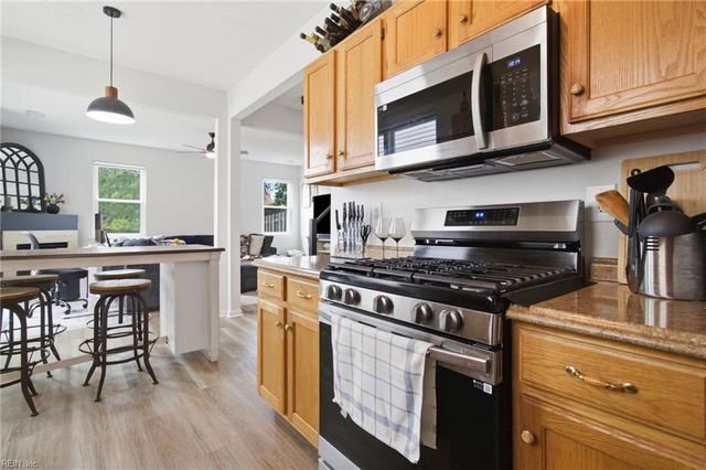 17 Camellia LN, Hampton, VA 23663