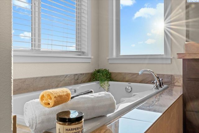 5026 Smitty Dr, Richland, WA 99352