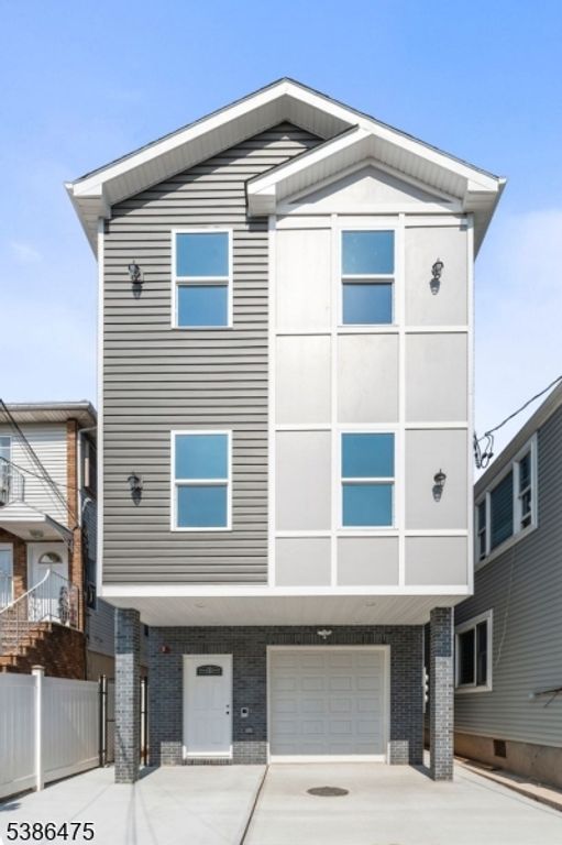 225 Delaware St, Elizabeth City, NJ 07206