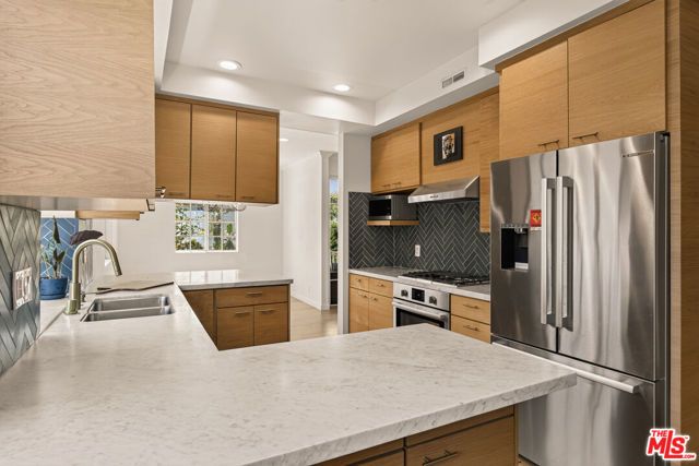 11667 Gorham Avenue 201, Los Angeles, CA 90049