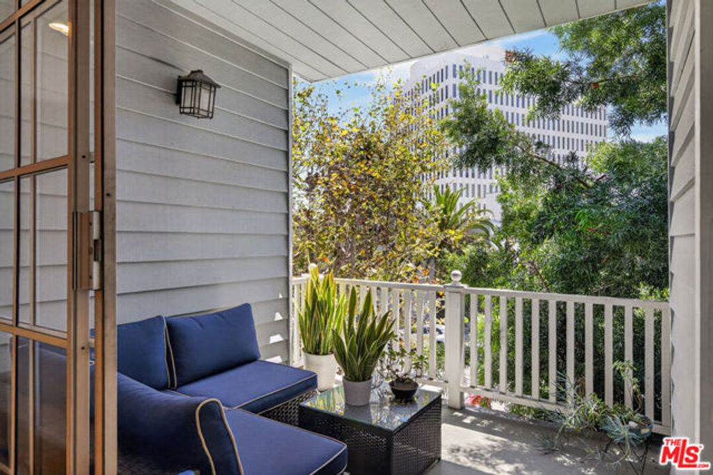 11667 Gorham Avenue 201, Los Angeles, CA 90049
