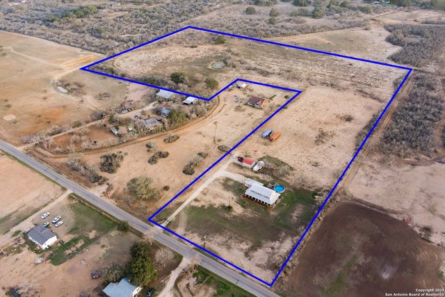 917 County Road 664, Devine, TX 78016