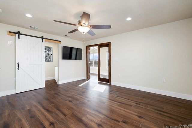 917 County Road 664, Devine, TX 78016