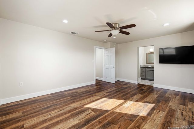 917 County Road 664, Devine, TX 78016