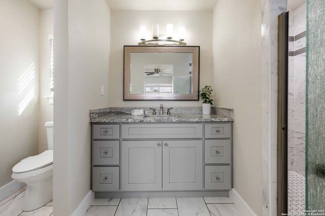 917 County Road 664, Devine, TX 78016