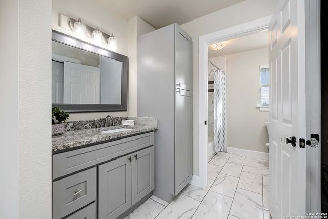 917 County Road 664, Devine, TX 78016