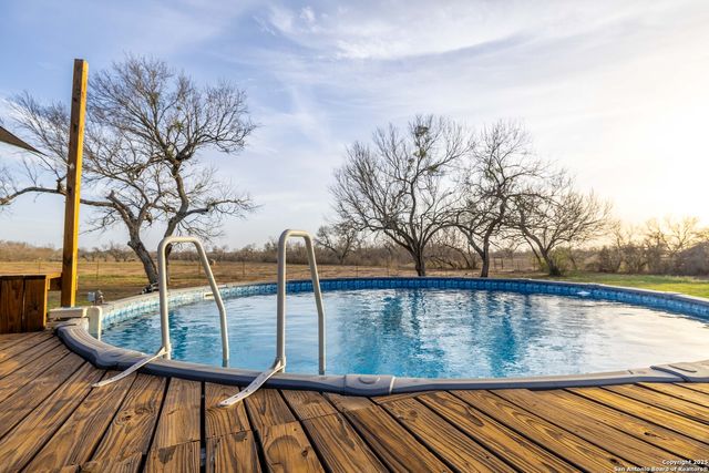 917 County Road 664, Devine, TX 78016