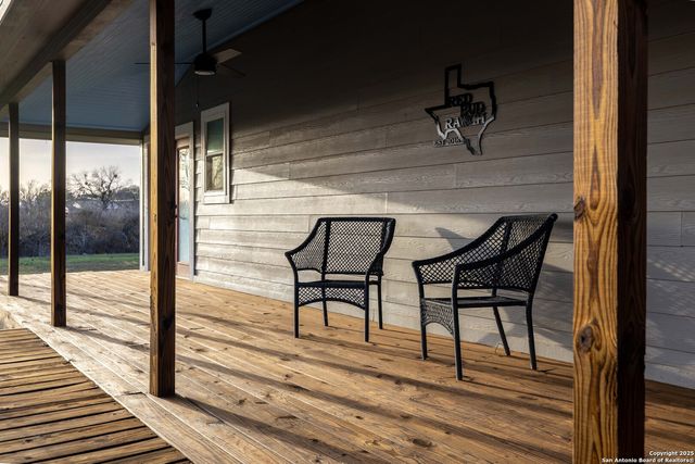 917 County Road 664, Devine, TX 78016