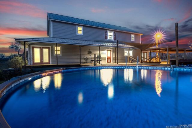 917 County Road 664, Devine, TX 78016