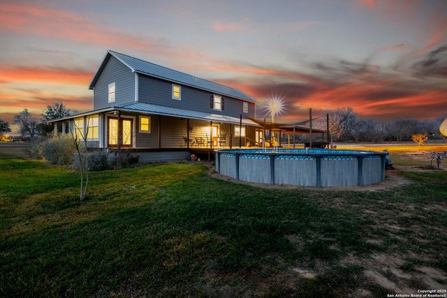 917 County Road 664, Devine, TX 78016