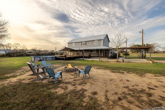 917 County Road 664, Devine, TX 78016