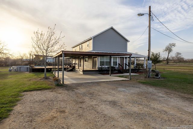 917 County Road 664, Devine, TX 78016