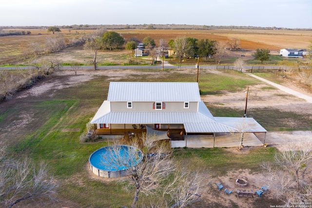 917 County Road 664, Devine, TX 78016