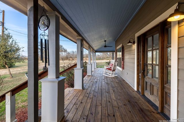 917 County Road 664, Devine, TX 78016