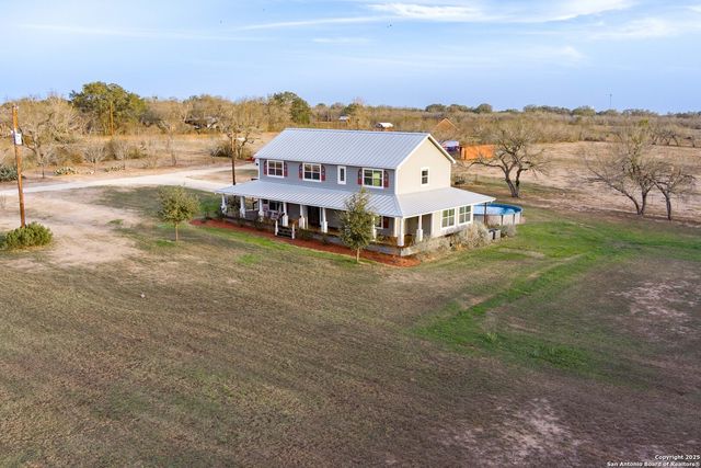 917 County Road 664, Devine, TX 78016