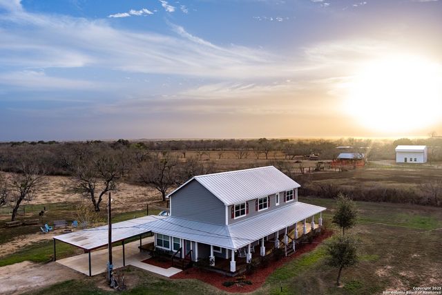 917 County Road 664, Devine, TX 78016