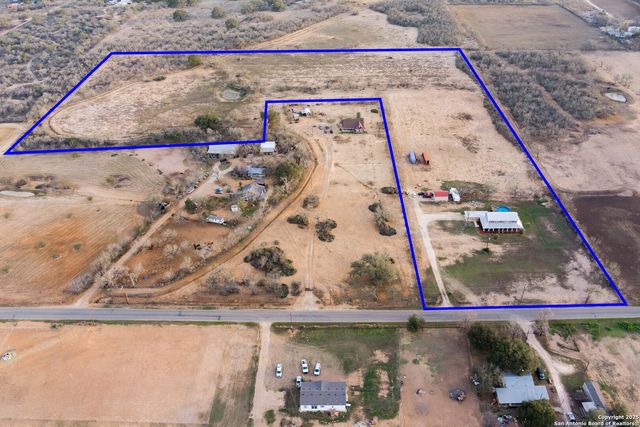 917 County Road 664, Devine, TX 78016