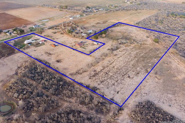 917 County Road 664, Devine, TX 78016