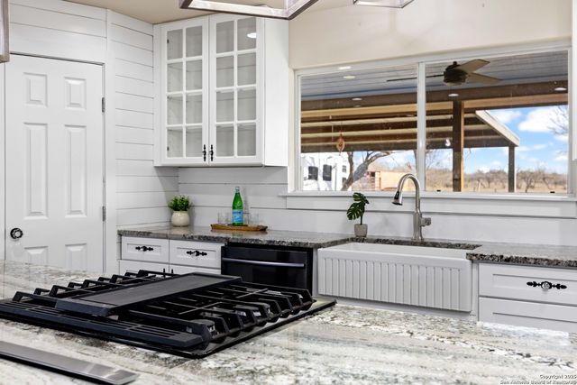 917 County Road 664, Devine, TX 78016