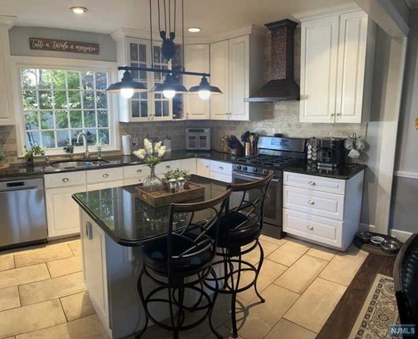 17 West Drive, Montvale, NJ 07645