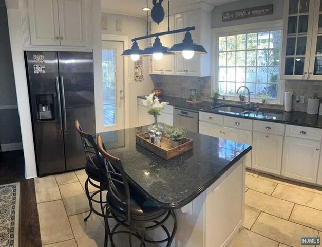17 West Drive, Montvale, NJ 07645