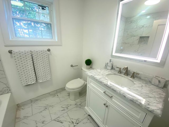 866 Salem St, Groveland, MA 01834