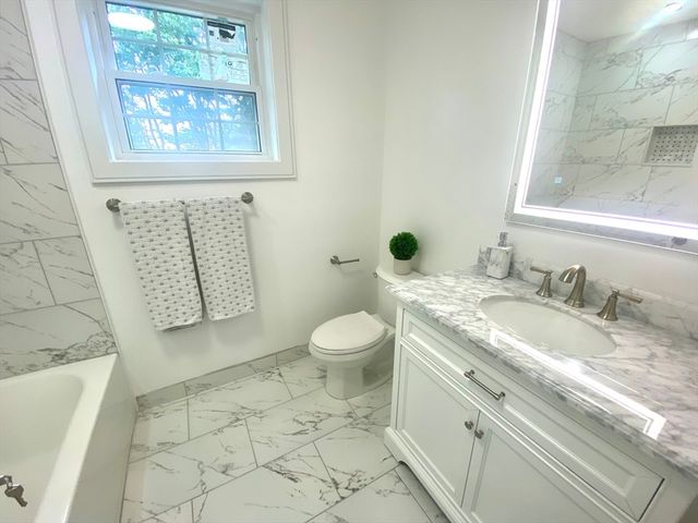 866 Salem St, Groveland, MA 01834