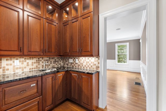 16 Kingsbury Dr, Holliston, MA 01746