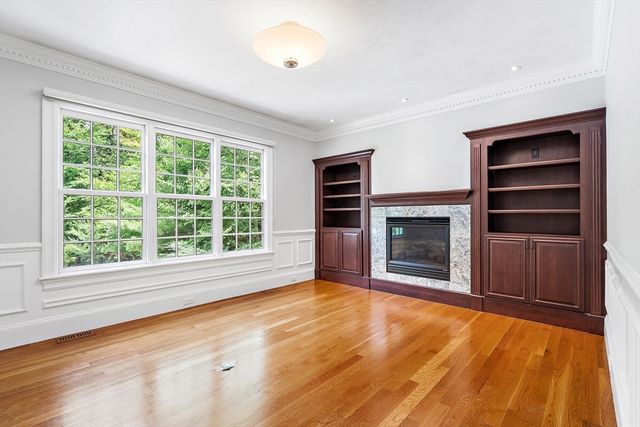 16 Kingsbury Dr, Holliston, MA 01746