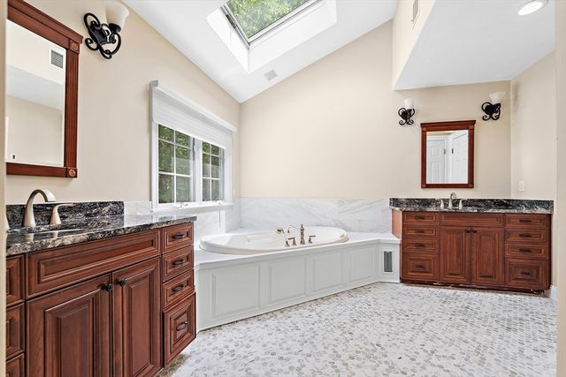 16 Kingsbury Dr, Holliston, MA 01746