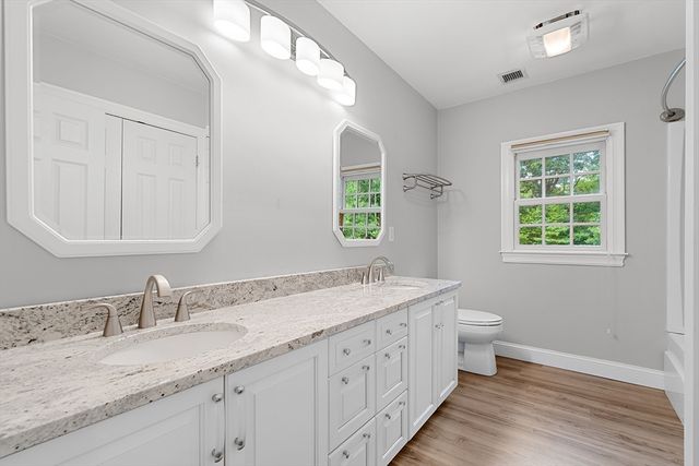 16 Kingsbury Dr, Holliston, MA 01746