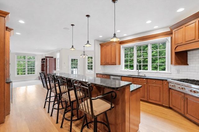 16 Kingsbury Dr, Holliston, MA 01746
