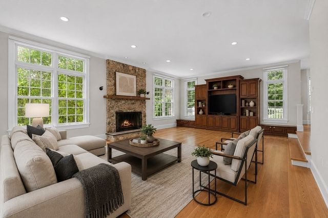 16 Kingsbury Dr, Holliston, MA 01746